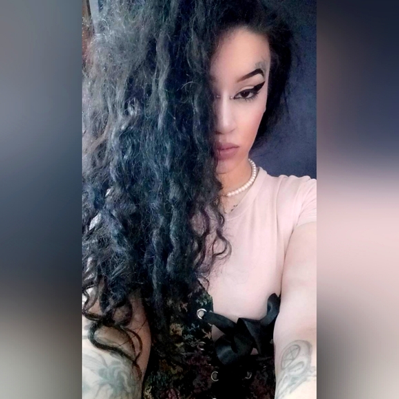 ELY FAE 🖤 meet your posher - Picture 1 of 1